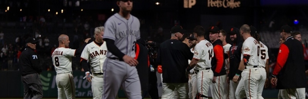 San Francisco Giants celebrate a 10th inning walk off at Oracle