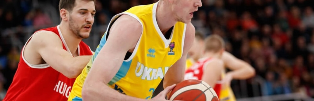  Artem Pustovyi attacks the basket with post moves